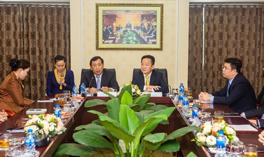 Thống đốc NHTW Lào Sonexay Sitphaxay đã ghi nhận và đánh giá cao những thành tích nổi bật mà SHB Lào nói riêng cũng như SHB nói chung đã đạt được trong thời gian qua. Ảnh: SHB 