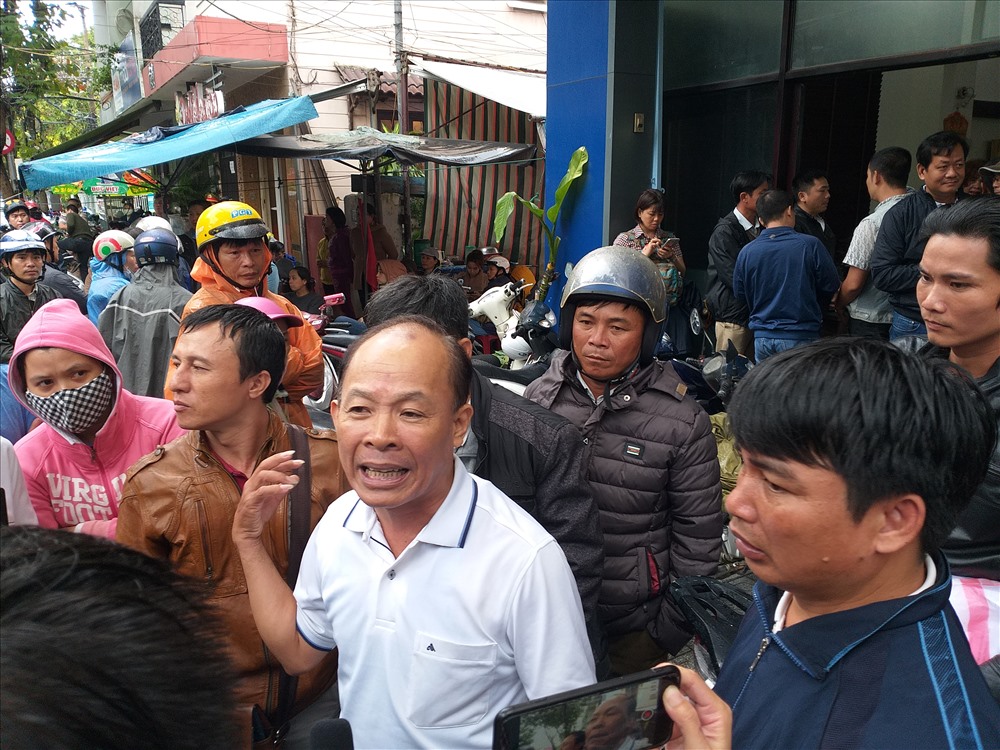 Người dân lao đao khi chủ đầu tư hoãn không thời hạn việc giao sổ đỏ cho hàng nghìn lô đất. 