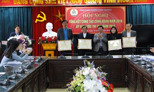 Đồng chí Nguyễn Thanh Bình - Phó Chủ tịch LĐLĐ tỉnh Thái Bình - tặng bằng khen của Tổng LĐLĐVN cho các tập thể, cá nhân.