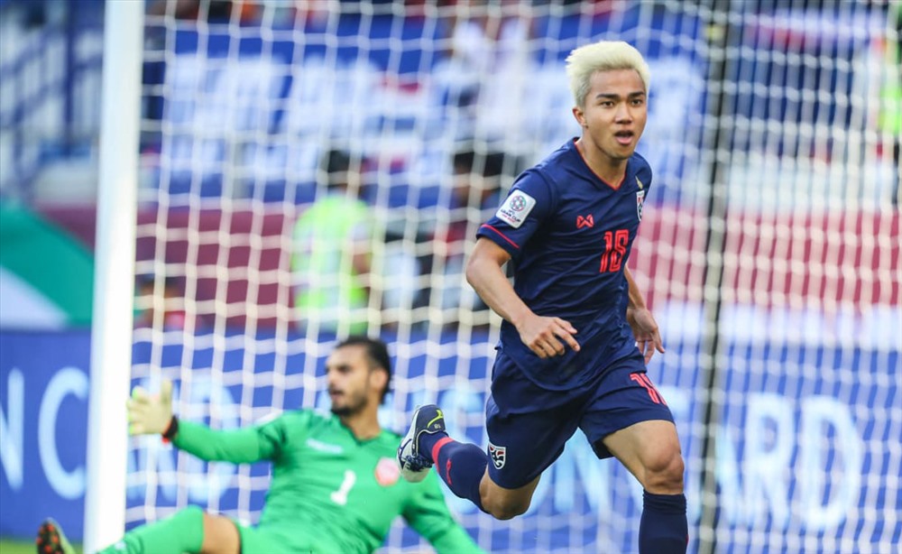 "Messi Jay" rực sáng sau những chỉ trích để đưa ĐT Thái Lan giành vé vào vòng 1/8 một cách thuyết phục. Ảnh: AFC