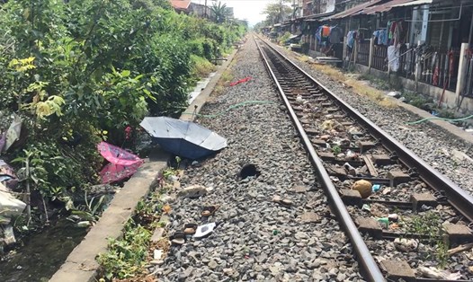Tàu hỏa tông cô gái tử vong khi đi bộ trên đường sắt.