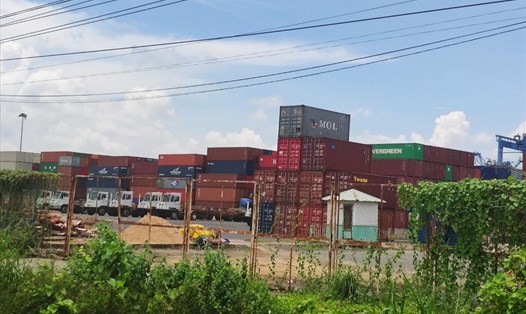 Hàng ngàn container phế liệu đang bị ứ đọng tại cảng Cái Mép. Ảnh: C.H