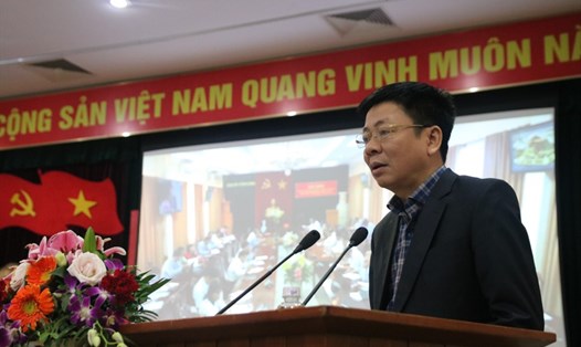 Ông Nguyễn Văn Tùng, Vụ trưởng Vụ Tổ chức – Điều lệ, Ban Tổ chức Trung ương báo cáo kết quả 1 năm thực hiện Nghị quyết 18-NQ/TW (Ảnh: TA)