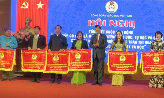 TS. Vũ Minh Đức - Chủ tịch CĐ Giáo dục VN trao Cờ của CĐ Giáo dục VN cho các tập thể. Ảnh: Xuân Trường