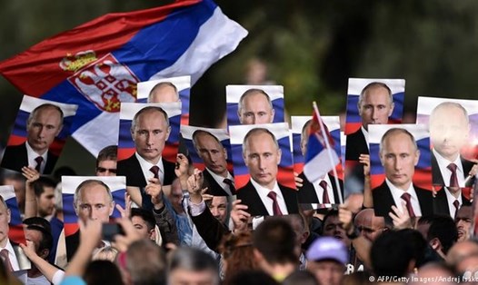Hàng nghìn người chào đón Tổng thống Putin ở Belgrade. Ảnh: Allinfo.