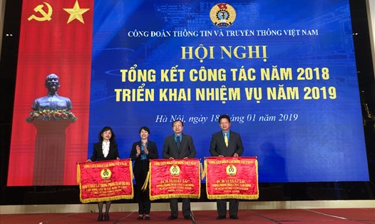 Đồng chí Trịnh Thanh Hằng - Uỷ viên Đoàn Chủ tịch, Trưởng ban Nữ công Tổng LĐLĐVN - trao cờ thi đua của Tổng LĐLĐVN cho các đơn vị.