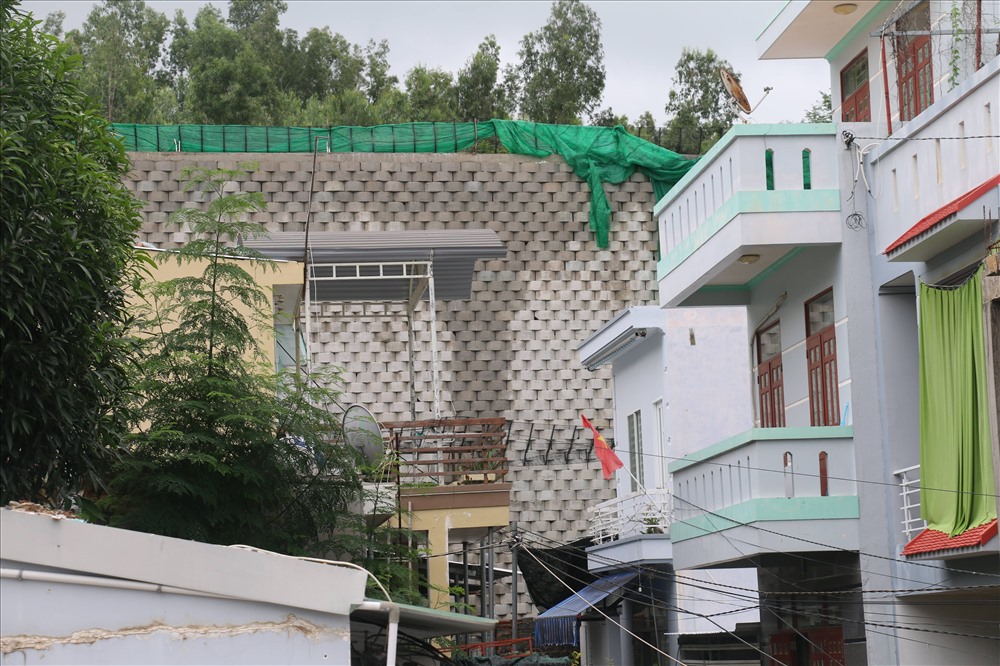 Bức tường khủng đe dọa tính mạng, tài sản của hàng chục hộ dân sống quanh dự án Đồi Xanh. Ảnh: L.X