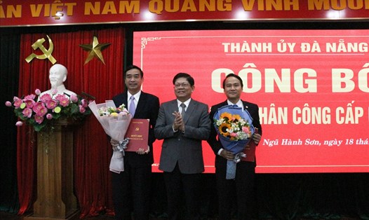 Ông Võ Công Trí (ở giữa) - Phó Bí thư Thành ủy Đà Nẵng trao quyết định bổ nhiệm Bí thư Quận Ngũ Hành Sơn cho ông Nguyễn Đình Vĩnh (bìa phải).