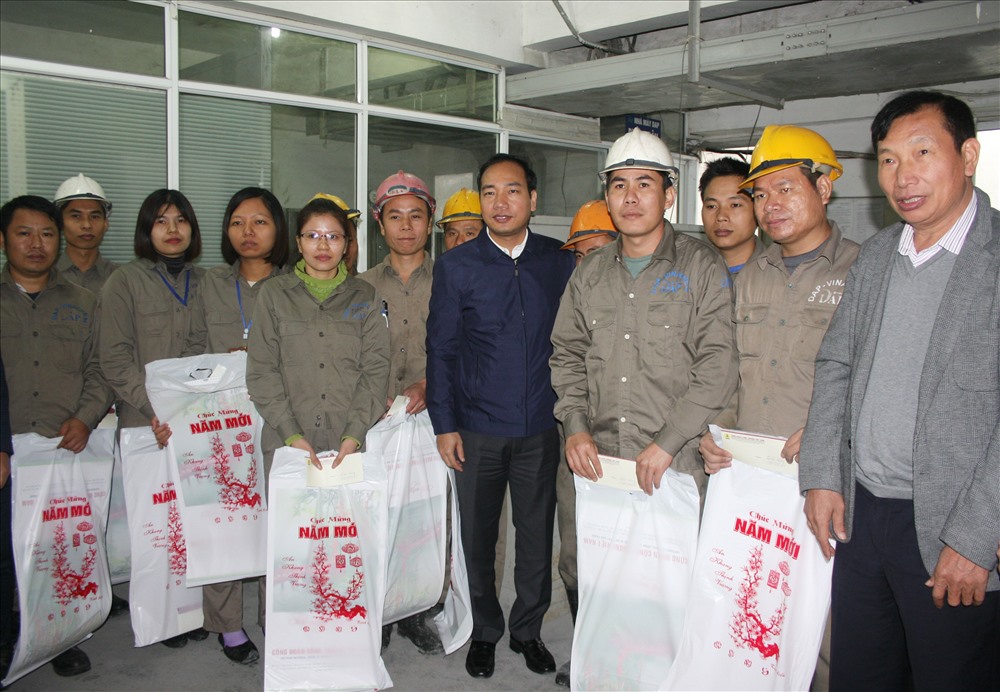 Chủ tịch CĐCTVN Trần Quang Huy trao quà tết cho các đoàn viên. Ảnh: C.T