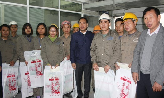 Chủ tịch CĐCTVN Trần Quang Huy trao quà tết cho các đoàn viên. Ảnh: C.T