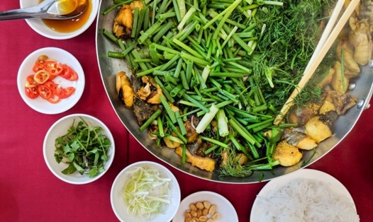 "Chả cá Lã Vọng với cá nướng với bột nghệ và thì là. Chả cá ngon nhất được làm từ cá lăng. Tuy nhiên, những ngày này, do sự hiếm có của cá lăng, bạn có thể sẽ ăn cá quả hoặc cá lóc"