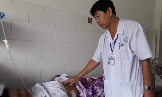 Bác sĩ CKII. Nguyễn Phước Lộc - Trưởng khoa Ngoại Niệu thăm khám bệnh nhân sau phẫu thuật. Ảnh:P.V