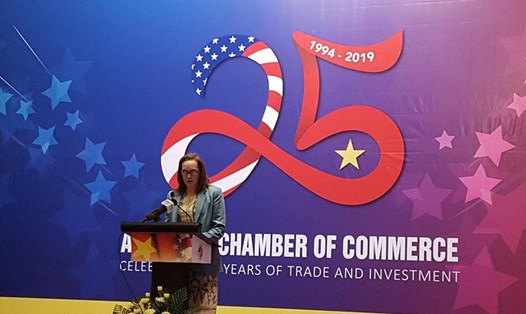 Đại biện lâm thời Đại sứ quán Mỹ tại Việt Nam, Caryn McClelland phát biểu tại lễ kỷ niệm 25 năm ngày dỡ bỏ lệnh cấm vận thương mại của Mỹ đối với Việt Nam. Ảnh: ĐSQ Mỹ.