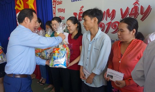 Phó chủ tịch Công đoàn ngành NNPTNT Việt Nam Trần Văn Quý trao quà cho công nhân. Ảnh: Nhật Hồ