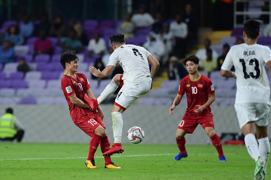 Quang Hải bị cầu thủ Yemen chơi rắn trong trận đấu bảng Asian Cup. ảnh M.T