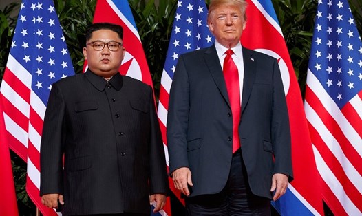 Tổng thống Donald Trump và nhà lãnh đạo Kim Jong-un trong cuộc gặp thượng đỉnh Mỹ-Triều ngày 12.6.2018 ở Singapore. Ảnh: AP