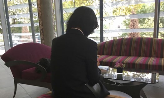 Bà Grace Mạnh xuất hiện giấu mặt tại một khách sạn ở Lyon, Pháp, ngày 7.10. 2018. Ảnh: AP