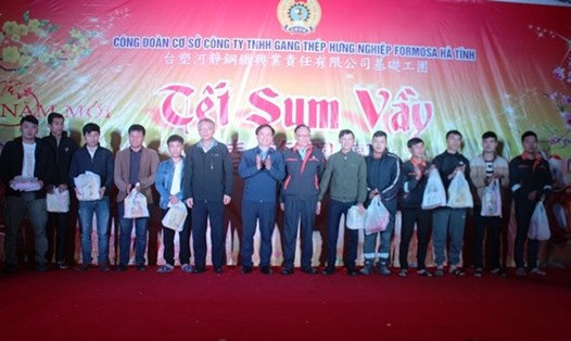 Lãnh đạo LĐLĐ Hà Tĩnh và lãnh đạo Cty Formosa Hà Tĩnh trao quà cho công nhân lao động. Ảnh: Trần Tuấn