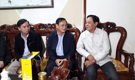Lãnh đạo UBND huyện đảo Hoàng Sa trò chuyện cùng nhân chứng Nguyễn Văn Cúc (ngoài cùng bên phải). Ảnh: Hoàng Vinh