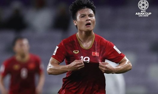 Quang Hải chỉ tay vào cờ Việt Nam sau khi ghi bàn thắng. Ảnh AFC