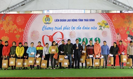 Đồng chí Nguyễn Hồng Diên - Ủy viên Trung ương Đảng, Bí thư Tỉnh ủy Thái Bình - tặng quà Tết Sum vầy cho CNLĐ.