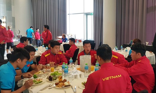 Một bữa ăn tại khách sạn của ĐT Việt Nam. Ảnh: VFF