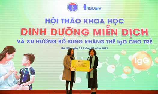 Đại diện công ty Vita Dairy trao tặng 1000 ly sữa cho các bệnh nhi có hoàn cảnh khó khăn tại BV Nhi TƯ. Ảnh: BTC