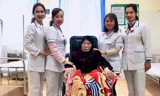 Các nhân viên y tế chăm sóc cho cụ bà 103 tuổi chụp hình với cụ trước khi cụ xuất viện. Ảnh: BSCC