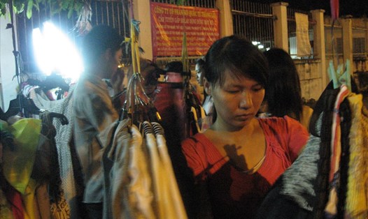 Nhiều nữ công nhân tranh thủ bán áo quần ở các chợ tự phát quanh các khu công nghiệp để tăng thu nhập. Ảnh: L.T