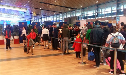 Hành khách làm thủ tục để lên máy bay tại Cảng hàng không quốc tế Vân Đồn. Ảnh: Nguyễn Hùng
