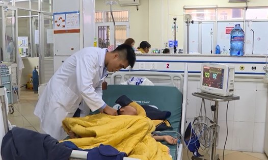 3 bệnh nhân được rửa ruột kịp thời trước khi chuyển lên Bệnh viện Bạch Mai để tiếp tục theo dõi và điều trị. Ảnh: HY.