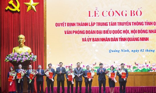 Thường trực Tỉnh ủy Quảng Ninh chụp ảnh chung với Ban lãnh đạo Trung tâm Truyền thông tỉnh Quảng Ninh