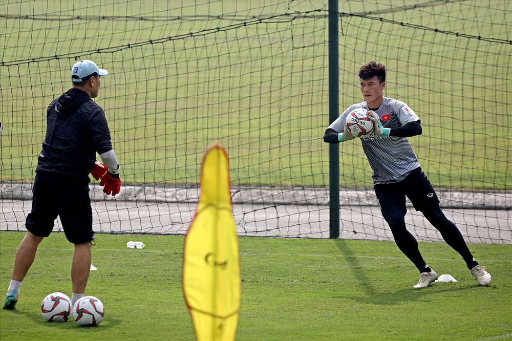 Thủ môn Bùi Tiến Dũng đang dần bị HLV Park Hang-seo "bỏ quên" trong khung thành ĐT Việt Nam. Ảnh: T.L