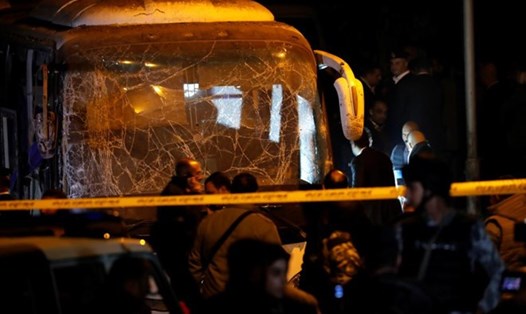 Xe chở người Việt bị đánh bom tại Ai Cập. Ảnh: AFP