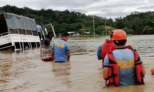 Khắp nơi chìm trong nước ở thị trấn Baao, tỉnh Camarines Sur. Ảnh: Philippine Star