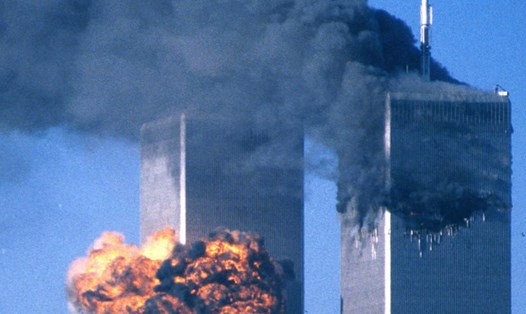 Hai toà tháp của Trung tâm Thương mại Thế giới bốc cháy sau khi bị máy bay lao vào trong vụ khủng bố ngày 11.9.2001. Ảnh: Reuters