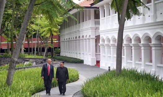 Hai nhà lãnh đạo Mỹ-Triều trong cuộc gặp thượng đỉnh lần 1 tại Singapore. Ảnh: ST. 