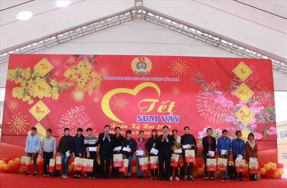 Đồng chí Trần Văn Tuý và các đồng chí lãnh đạo trao quà cho CNLĐ có hoàn cảnh khó khăn. 