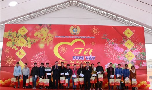 Đồng chí Trần Văn Tuý và các đồng chí lãnh đạo trao quà cho CNLĐ có hoàn cảnh khó khăn. 