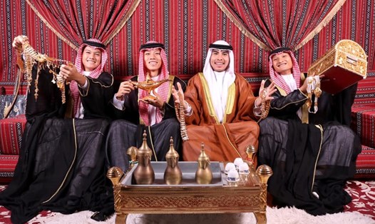 4 cầu thủ Hồ Tấn Tài, Quế Ngọc Hải, Đức Huy và Trọng Hoàng hoá thân thành đại gia Ả-rập