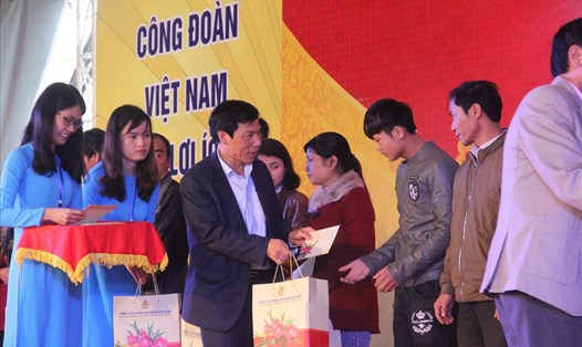 Bộ trưởng Nguyễn Ngọc Thiện tặng quà cho đoàn viên, CNLĐ có hoàn cảnh khó khăn. Ảnh: PĐ.