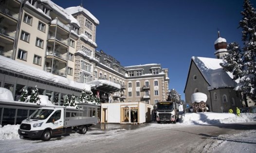 Các phương tiện ở bên ngoài một khách sạn tại Davos trước hội nghị thường niên của WEF. Ảnh: EPA. 