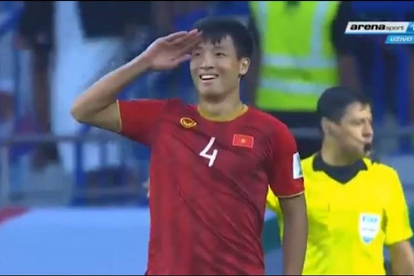 Bùi Tiến Dũng ăn mừng theo phong cách lính. Ảnh chụp màn hình 