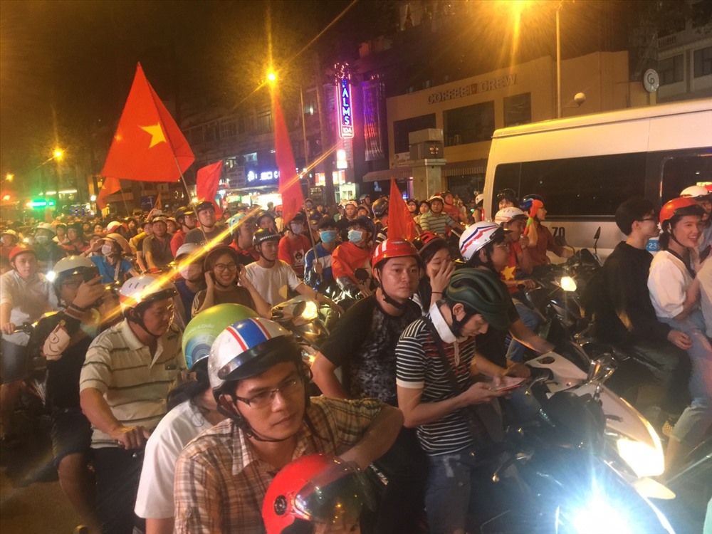 Ngay sau khi trận đấu kết thúc, hàng chục nghìn người dân Sài Gòn đỗ xuống đường ăn mừng chiến thắng.