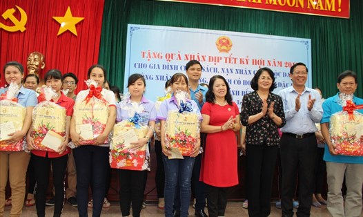 Phó Chủ tịch Nước Đặng Thị Ngọc Thịnh (thứ 3 từ bên phải) tặng quà cho CNLĐ.