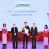 Đại diện Công ty Herbalife Việt Nam nhận giải thưởng Sản phẩm vàng vì sức khỏe cộng đồng năm 2019