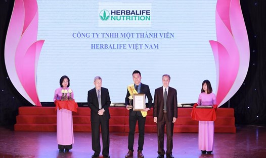 Đại diện Công ty Herbalife Việt Nam nhận giải thưởng Sản phẩm vàng vì sức khỏe cộng đồng năm 2019