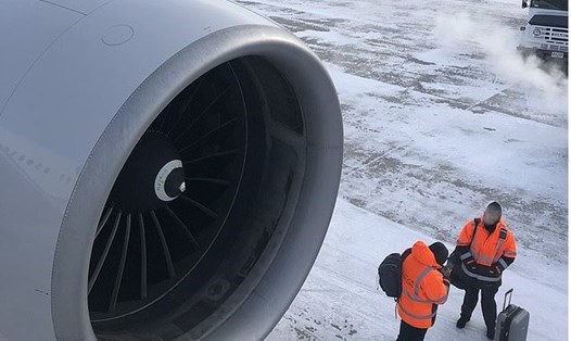 Cửa máy bay đóng băng trong thời tiết âm 20 độ. Ảnh: Dailymail