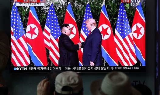 Truyền hình Hàn Quốc đưa tin về cuộc gặp thượng đỉnh Mỹ-Triều lần 1 tại Singapore. Ảnh: Getty Images