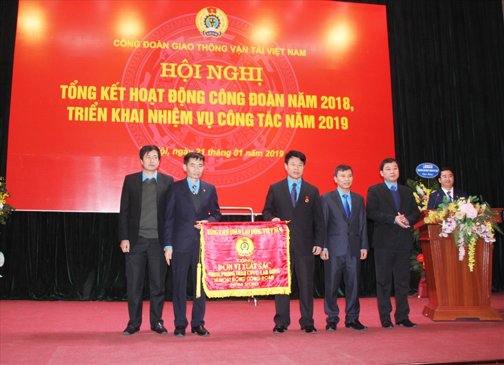 Đồng chí Trần Văn Thuật - Phó Chủ tịch Tổng LĐLĐVN (thứ hai từ trái sang) trao tặng Cờ thi đua Đơn vị xuất sắc trong phong trào CNVCLĐ và hoạt động CĐ năm 2018 cho CĐ GTVT Việt Nam. Ảnh: V.L